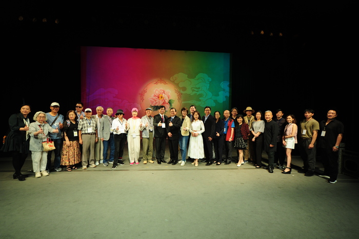 國立臺灣戲曲學院67周年校慶，李揚校長，敖國珠副校長，與傑出校友京劇大師郭小莊、曹復永等貴賓合影。