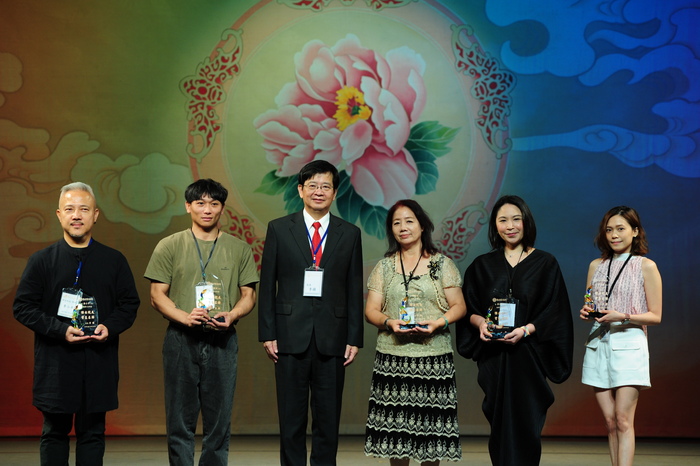 國立臺灣戲曲學院歡慶創校67周年開幕典禮，校長李揚頒獎給113年度傑出校友，第十五屆國家文藝獎得主李小平導演、FOCA福爾摩沙馬戲團團長陳冠廷、香港中團敲擊樂師廖倚苹、文資局國寶藝師陳鳳桂傳習計畫藝生張閔鈞母親，以及客家廣播電台節目主持人曾止妤。