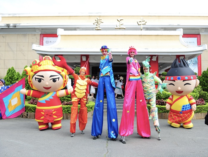 國立臺灣戲曲學院歡慶創校67周年開幕典禮，戶外迎賓節目精采有趣。