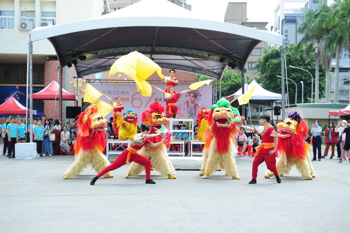 國立臺灣戲曲學院歡慶創校67周年，戶外迎賓演出由  民俗技藝學系表演《祥獅獻瑞》。