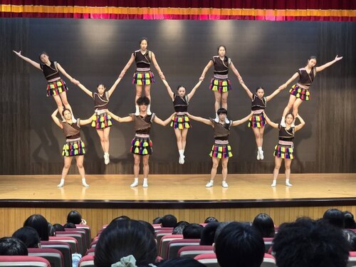 戲曲學院民俗技藝學系學生花蓮鑄強國小演出,揚鷹萬里疊羅漢技驚全場。