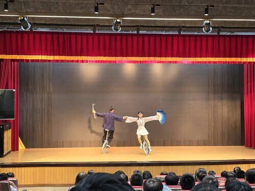獨輪雙車,展現兩人平衡感與超高默契。