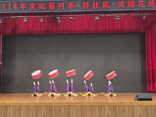 民俗技藝學系學生表演蹬鼓,用腳踏擊鼓,展現高超協調性與技巧。