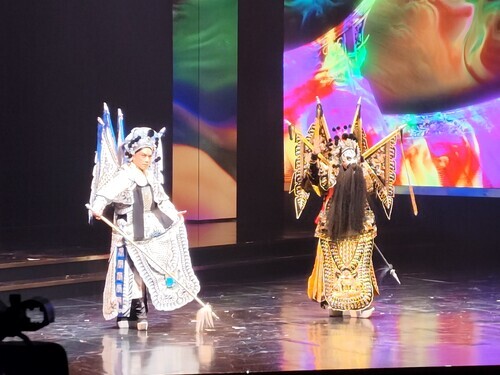 1-歌仔戲學系老師古翊汎與京劇系學生羅大景同台演出「張飛戰馬超」,兩人對打武戲緊張刺激