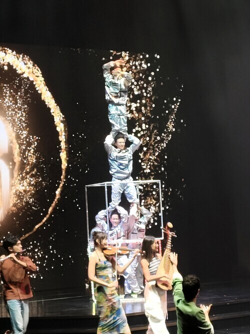 2-臺灣特技團在傳藝金曲獎表演上,帶來「疊羅漢」與「立方體旋轉」等高難度特技