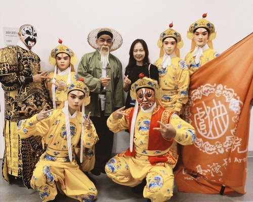 4-本校副校長敖國珠為參與傳藝金曲獎演出的學生加油打氣,照片中學生為京劇學系學生張兆霖、陳弘智、陳弘偉、宋嘉城、徐浚家、羅大景以及歌仔戲學系學生張博智