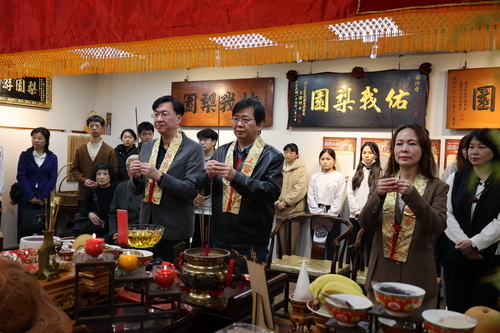 國立臺灣戲曲學院李揚校長(中)主祭、敖國珠副校長(右)及徐宗鴻主任秘(左)陪祭，向祖師爺上香。