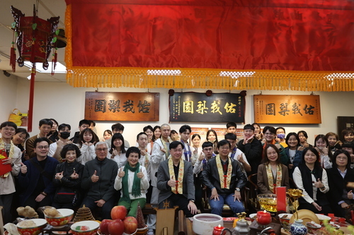 祖師爺換袍大典禮成，師生合影。