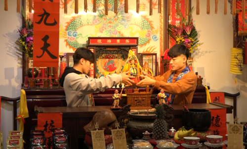 台灣戲曲學院學生為梨園始祖唐明皇換上「蟒袍、王帽」莊嚴隆重。圖／台灣戲曲學院提供