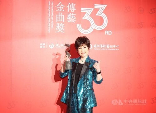 圖為去年小咪奪傳藝金曲最佳演員獎。（中央社檔案照片）
