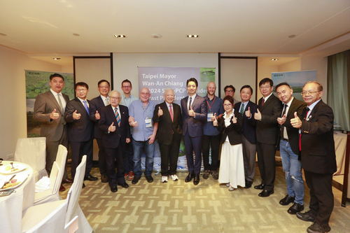 台北市長蔣萬安（中）永豐餘學院院長何壽川（左七）國立臺灣戲曲學院校長李揚（左三）與國立臺灣戲曲學院永續發展辦公室執行長鍾志鵬（左二）