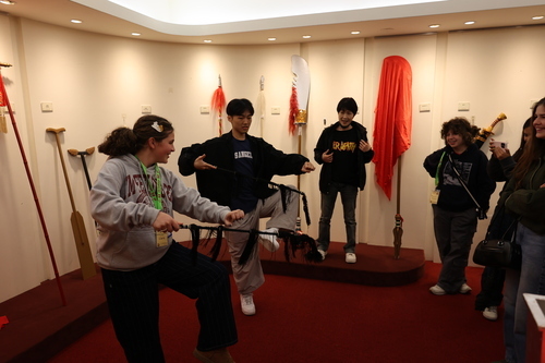 一條馬鞭代表一匹馬，參訪學生體驗京劇騎馬表演