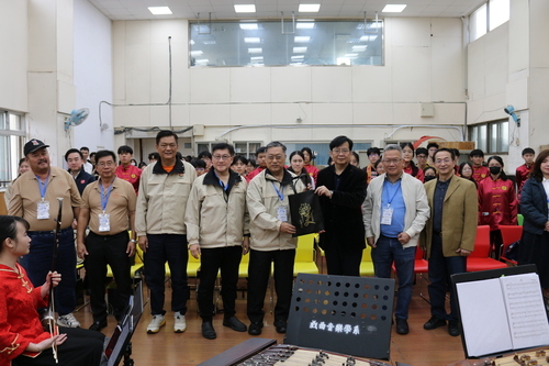 兩校校長、系主任及董事長等代表進行紀念品交換