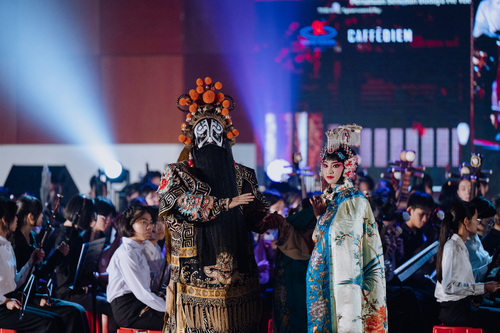 國立臺灣戲曲學院與當地350人聯合華樂團呈現精彩的《愛情_霸王與虞姬》國樂劇場。(臺灣戲曲學院提供)