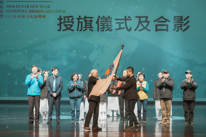 僑委會副委員長張良民親自授旗予訪問團團長、臺灣特技團團員楊益全1