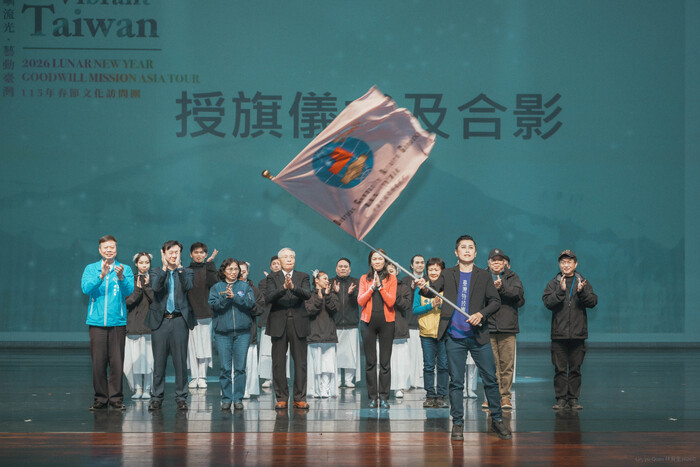 僑委會副委員長張良民親自授旗予訪問團團長、臺灣特技團團員楊益全2