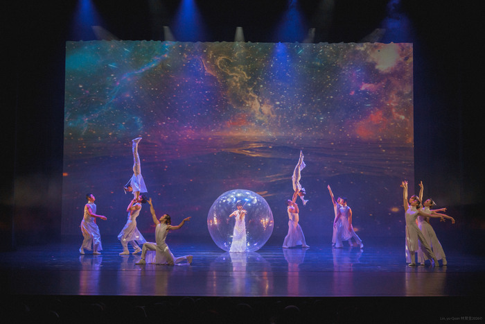 序幕「啟源」，以晶球作為意象，象徵天地氣韻，萬物新生，生命的脈動被喚醒