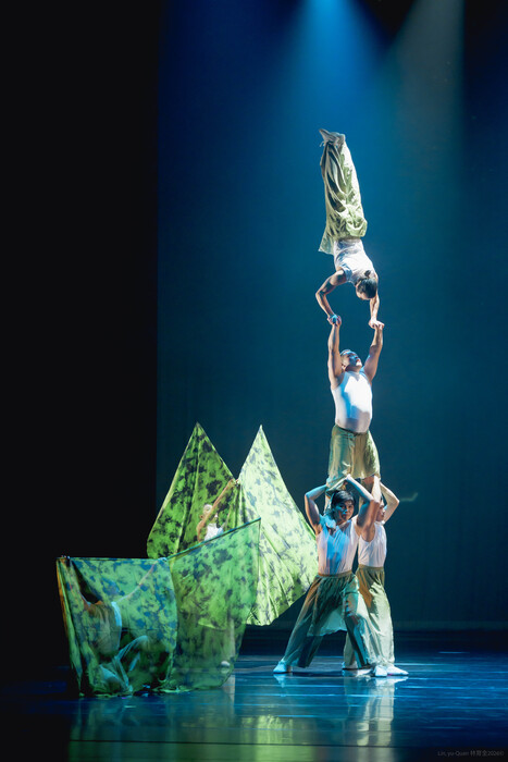 幕一「新生之光」之「青龍」橋段，以三叉與多樣的技巧造型展現強勁的力量感1