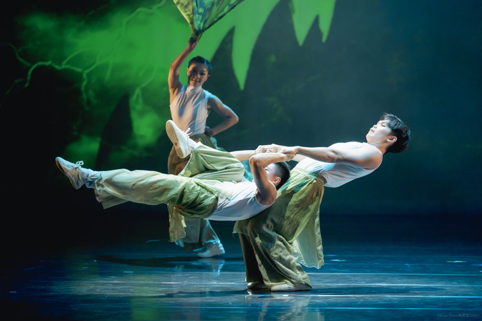 幕一「新生之光」之「青龍」橋段，以三叉與多樣的技巧造型展現強勁的力量感2