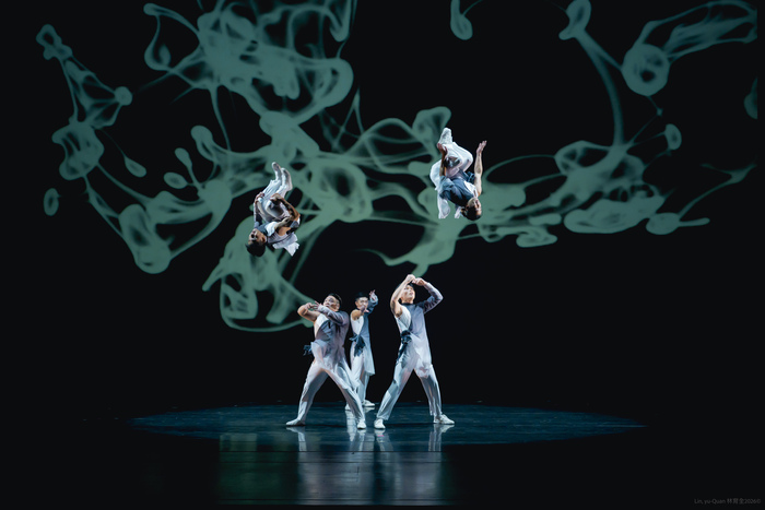 幕一「新生之光」之「白虎」橋段，以手拿圈、小武術等技巧呈現白虎的剛猛與靈動