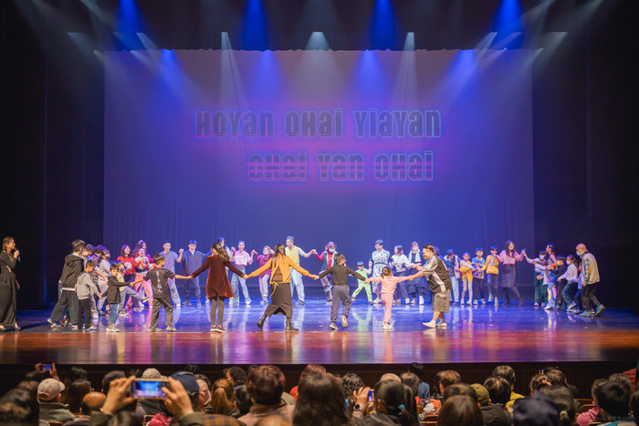 幕三「浮光城市 藝動臺灣」之「圍舞」橋段，以原住民的圍舞為靈感，象徵團結、連結與對大地的感謝