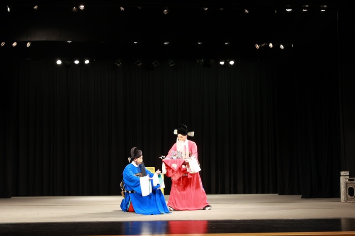 《六國封相》的蘇秦與黃門官由張玲菱(左)與林政翰(右)飾演