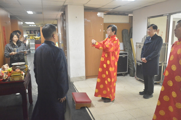 李揚校長及團長等長官向祖師爺上香祭拜