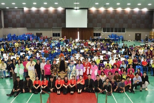 國立臺灣戲曲學院師生參與戲曲飛揚工作坊，約400人全體合影