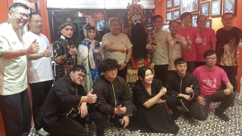 吉打州首府亞羅士打市長拿督莫哈末尤斯里(後左五)在開幕儀式結束後，率領州議員YB鄭瑞城及多位拿督與本校李揚校長(後右三)及學生合影