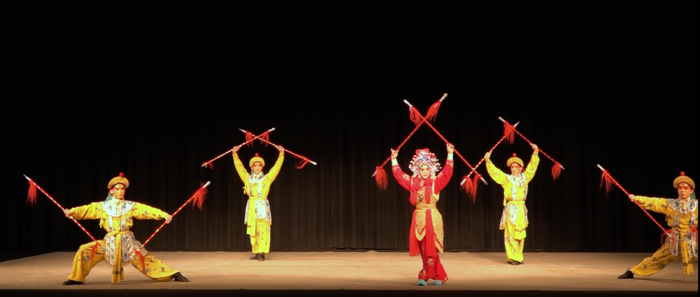 國立臺灣戲曲學院京劇學系學生帶來《虹橋贈珠》劇目演出