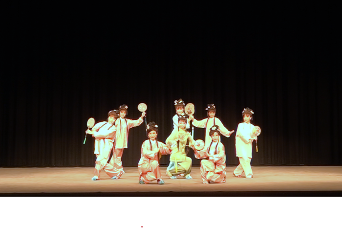 國立臺灣戲曲學院客家戲學系學生於木柵演藝中心演出《扛茶》劇目