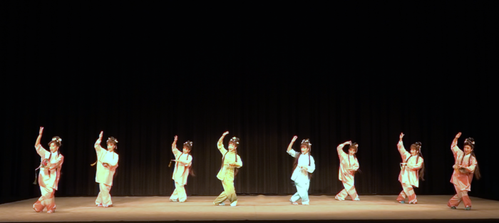 國立臺灣戲曲學院客家戲學系學生於木柵演藝中心演出客家戲《扛茶》劇目