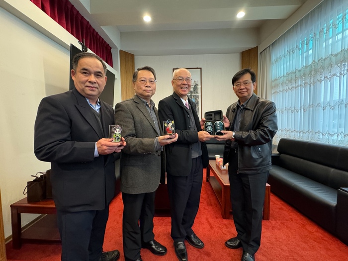 國立臺灣戲曲學院校長李揚致贈臺灣警察專科學校代理校長葉爾煙紀念品