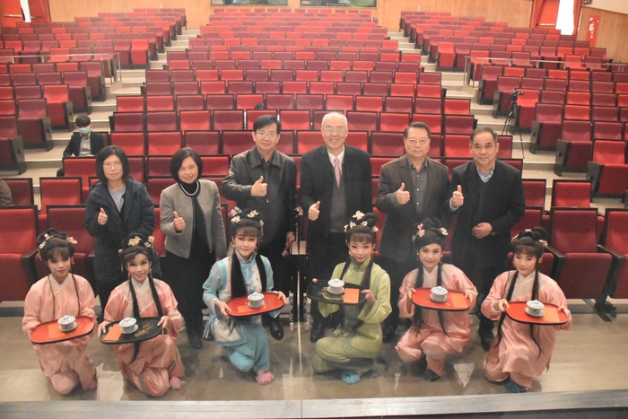 「藝文交流策略聯盟備忘錄」簽約儀式，左起國立臺灣戲曲學院教務長蘇秀婷、主任秘書陳金鳳、校長李揚、臺灣警察專科學校代理校長葉爾煙、訓導處主任王輝傑、課外活動組長鄭明哲與客家戲學系奉茶學生洪芸家、徐嘉伶、林詩穎、王彤、游佳螢、吳旻優、施亦珊、徐彥瑜合影。