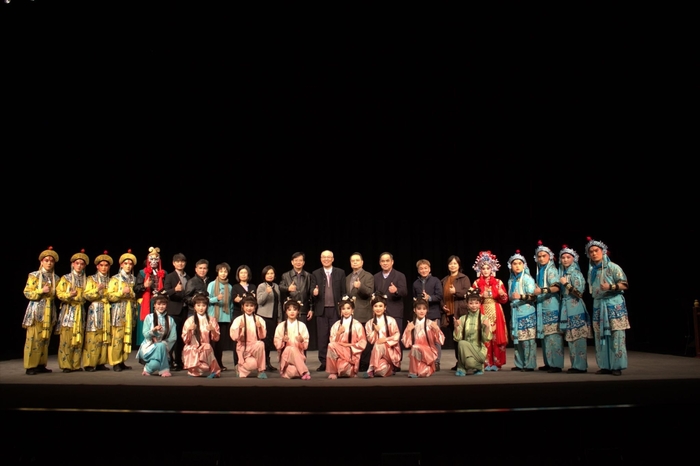 「藝文交流策略聯盟備忘錄」簽約儀式，國立臺灣戲曲學院學務長吳健普、京劇學系主任張宇喬、客家戲學系主任劉麗株、教務長蘇秀婷、主任秘書陳金鳳、校長李揚、臺灣警察專科學校代理校長葉爾煙、訓導處主任王輝傑、課外活動組長鄭明哲、國立臺灣戲曲學院研發長林顯源、總務長張旭南與學生合影。