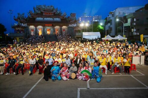 2024風城藝術節第二場演出13日晚間在富美宮，由臺灣特技團帶來《鄉韻藝趣島嶼情》，市長高虹安與海地駐台大使潘恩以及二千餘民眾同樂，一起欣賞精采表演。(記者曾芳蘭攝)