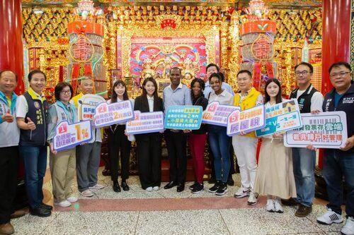 2024風城藝術節第二場演出13日晚間在富美宮，由臺灣特技團帶來《鄉韻藝趣島嶼情》，市長高虹安與海地駐台大使潘恩以及二千餘民眾同樂，一起欣賞精采表演。(記者曾芳蘭攝)