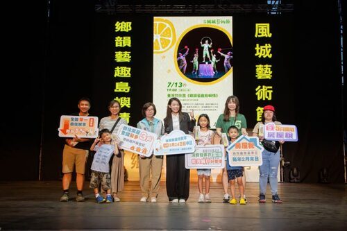 2024風城藝術節第二場演出13日晚間在富美宮，由臺灣特技團帶來《鄉韻藝趣島嶼情》，市長高虹安與海地駐台大使潘恩以及二千餘民眾同樂，一起欣賞精采表演。(記者曾芳蘭攝)