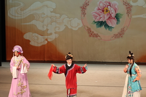《紫石街》演出,潘金蓮(右,陳璇姝飾)初遇西門慶(左,張有朋飾)生情愫,王婆(中,宜豊茜飾)趁機搓合