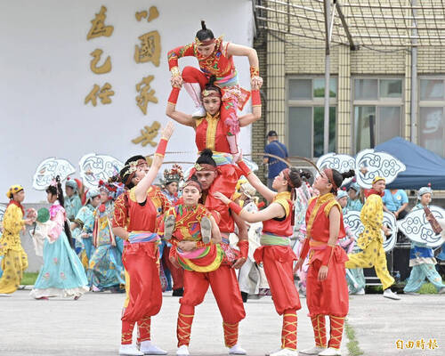 國立台灣戲曲學院台灣特技團及民俗技藝學系演出「眾神護台灣」，共同完成多組疊羅漢等高難度演出。（記者塗建榮攝）