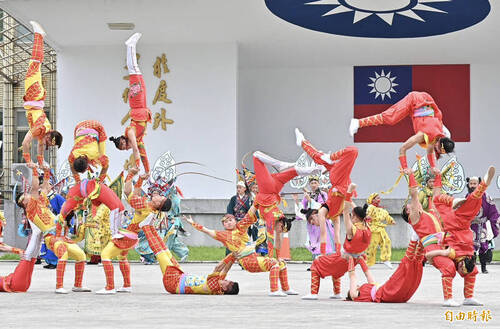 國立台灣戲曲學院台灣特技團及民俗技藝學系演出「眾神護台灣」，共同完成多組疊羅漢等高難度演出。（記者塗建榮攝）