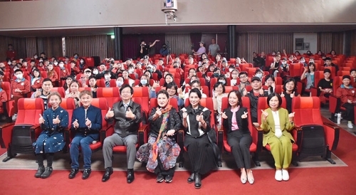歌仔戲大師楊麗花及弟子陳亞蘭，與國立臺灣戲曲學院師生合影，左起歌仔戲學系主任陳孟亮、研發長林顯源、校長李揚、副校長敖國珠、主任秘書陳金鳳。國立臺灣戲曲學院提供