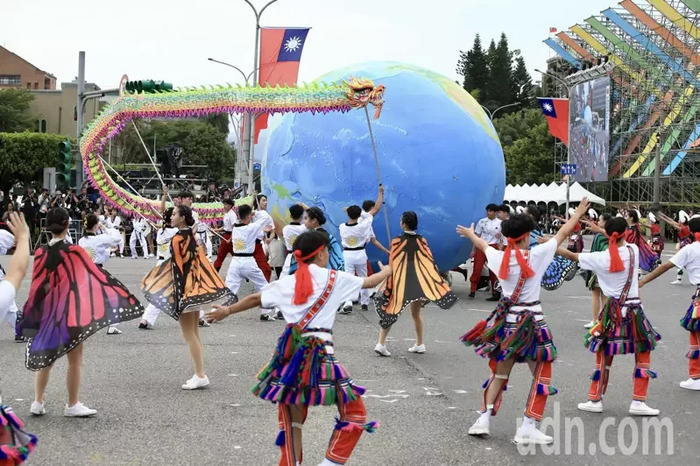 第16任總統副總統就職典禮今天舉行，上午在總統府前進行慶祝大會開場表演，國立體育大學帶來《青春共奏 活力台灣》。記者林伯東／攝影