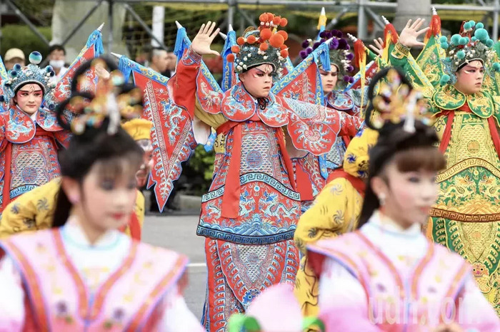 第16任總統副總統就職典禮慶祝大典開場表演，在總統府前進行演出，國立台灣戲曲學院偕同台灣特技團、復興京劇團、九天民俗技藝團，震憾人心的鼓聲，用辦喜事一般地熱鬧開啟表演節目的序幕，為台灣帶來《祈求吉慶 歡喜臺灣》節目。記者林伯東／攝影