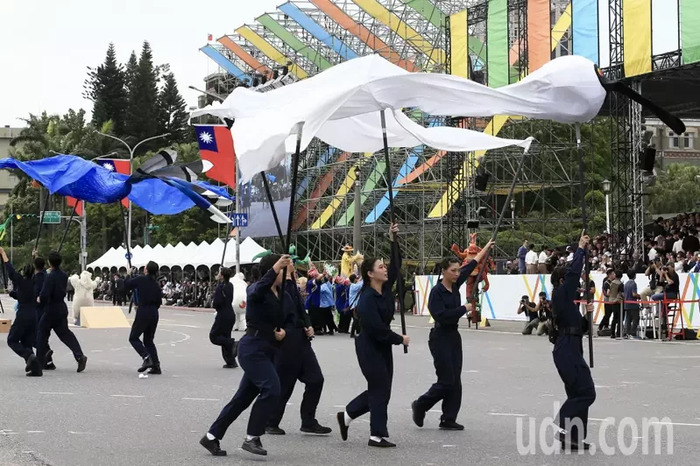 第16任總統副總統就職典禮今天舉行，上午在總統府前進行慶祝大會開場表演，紙風車劇團帶來《和平幸福 堅韌台灣》，「雨馬」象微著台灣溫柔而堅定的力量，「彩虹」代表著雨後的和平，每一片繁花都承戴夢想的種子，代表對和平的堅持、對幸福的守護。記者林伯東／攝影