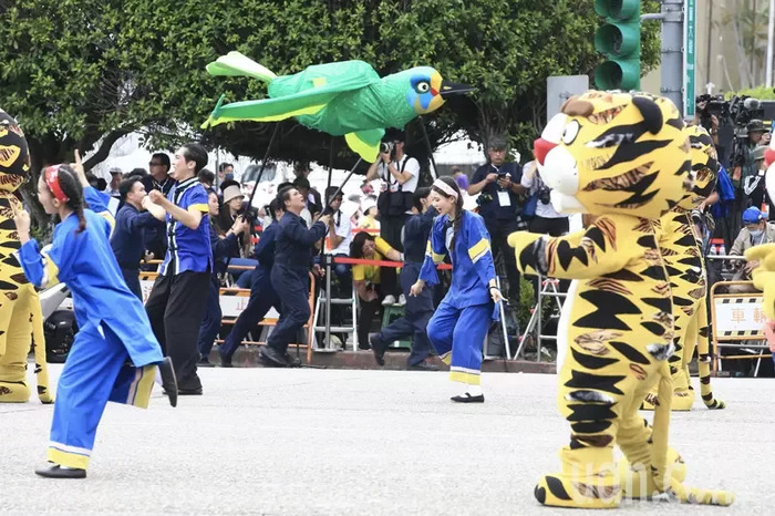 第16任總統副總統就職典禮今天舉行，上午在總統府前進行慶祝大會開場表演，紙風車劇團帶來《和平幸福 堅韌台灣》，「雨馬」象微著台灣溫柔而堅定的力量，「彩虹」代表著雨後的和平，每一片繁花都承戴夢想的種子，代表對和平的堅持、對幸福的守護。記者林伯東／攝影