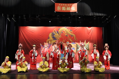 國立臺灣戲曲學院學生在《祖師爺冬季換袍大典》舉行「 扮仙戲」祈福儀式