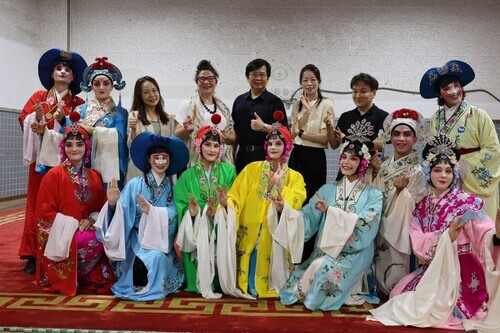 8..國立臺灣戲曲學院校長師生與姊妹校法國巴黎第八大學交流成員合影。