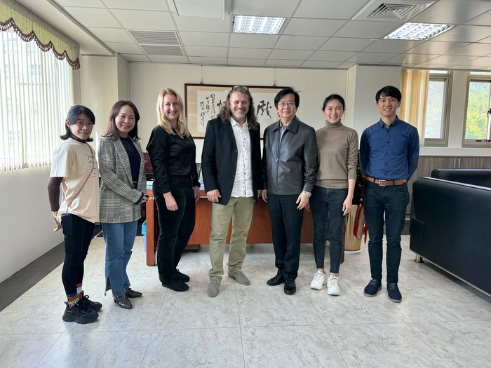 左起國立臺灣戲曲學院民俗技藝系副教授張京嵐、副校長敖國珠、捷克Letní Letná當代馬戲與劇場國際藝術節製作經理Zdeňka Turková、創辦人暨總監Jiří Turek、校長李揚、民俗技藝系系主任吳品儀、表演藝術獨立製作人及構作余岱融