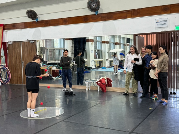 捷克Letní Letná當代馬戲與劇場國際藝術節創辦人暨總監Jiří Turek、製作經理Zdeňka Turková參觀國立臺灣戲曲學院民俗技藝學系進行基本功課程